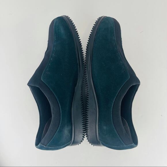 St. John's Bay Women Classic Sneaker Sz 8 Green Suede Slip-On Cushioned Footbed - Picture 16 of 16